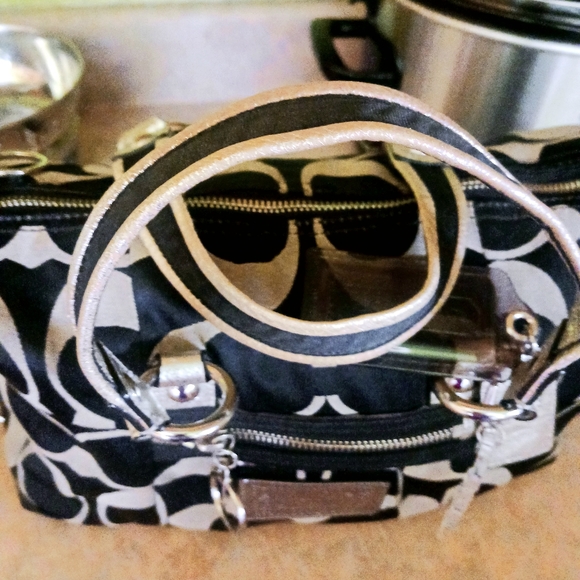 Authentic coach poppy bag! Black/silver! EUC! - Picture 11 of 16